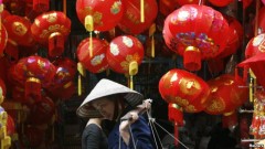 Người dân cho biết họ mua các đèn lồng của Trung Quốc với giá từ 75.000 tới 100.000 đồng để về treo trong dịp Tết mà không biết nội dung của dòng chữ tiếng Hoa ghi trên đó.