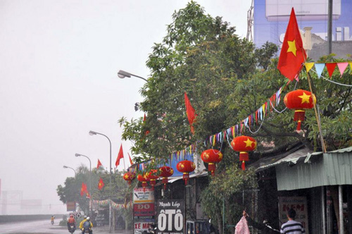 Người dân tháo dỡ đèn lồng Trung Quốc, treo đèn lồng cờ đỏ sao vàng mô phỏng quốc kỳ Việt Nam.
