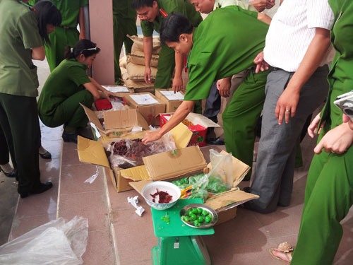 Cơ quan chức năng tiến hành mở niêm phong lô hàng
