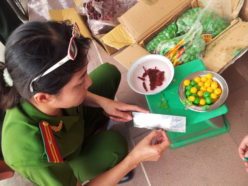 Thử cắt hạt bằng nhựa