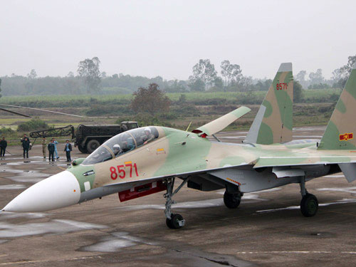 Các phi công trẻ chuẩn bị bay với Su-30MK2. Ảnh: Trung đoàn 923