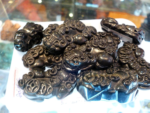 Đá “thiên thạch” Téc-tít (Tektite) tại cửa hàng ở phố Doãn Kế Thiện được chế tác thành linh vật phong thủy tì hưu.