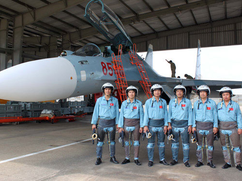 Các phi công trẻ chuẩn bị bay với Su-30MK2 Ảnh: Trung đoàn 923
