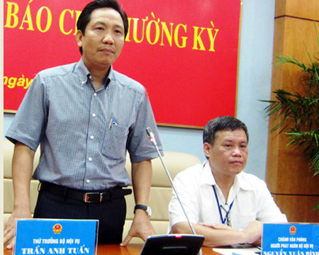Ông Tuấn thừa nhận thực trạng 30% công chức sáng cắp ô đi, tối cắp về là có thật