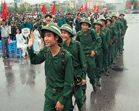 Trường hợp công dân nhận được lệnh gọi nhập ngũ và giấy báo nhập học vào các trường trong cùng một thời điểm thì phải chấp hành lệnh gọi nhập ngũ và không thuộc đối tượng được xét tạm hoãn gọi nhập ngũ