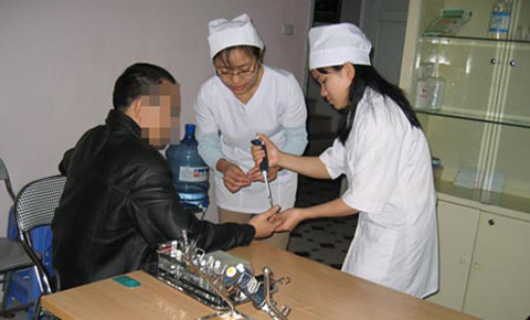 Lấy mẫu xét nghiệm ADN.