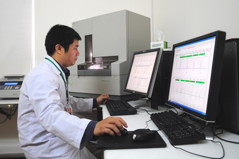 Sàng lọc kết quả trong phòng xét nghiệm.