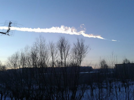 Người dân tại ít nhất ba vùng của Nga chứng kiến cảnh tượng thiên thạch lao xuống hôm 15/2. Ảnh: RIA Novosti.