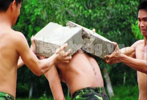 Thiếu úy Nguyễn Ngọc Quý vận khí công phá tấm bê tông nặng 40 kg trên lưng.