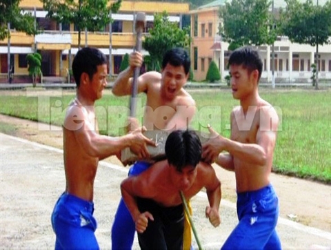 Thiếu úy Nguyễn Ngọc Quý vận khí công phá tấm bê tông nặng 40 kg trên lưng.