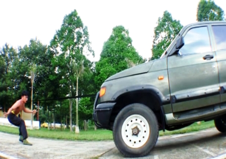 Trung úy Nguyễn Văn Duẩn vận khí dùng răng kéo ô tô.