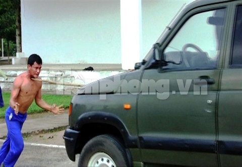 Trung úy Nguyễn Văn Duẩn vận khí dùng răng kéo ô tô.