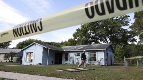 Ngôi nhà ở Tampa, bang Florida, Mỹ nằm trọn trên hố tử thần, làm một người đàn ông mất tích. Miệng hố chỉ có thể được nhìn thấy từ bên trong nhà. Ảnh: Sky News