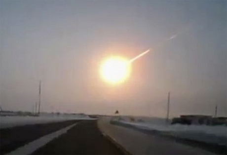 Cảnh tượng thiên thạch bốc cháy trong khí quyển tại Nga hôm 15/2 trong một video của người dân. Ảnh: AP.