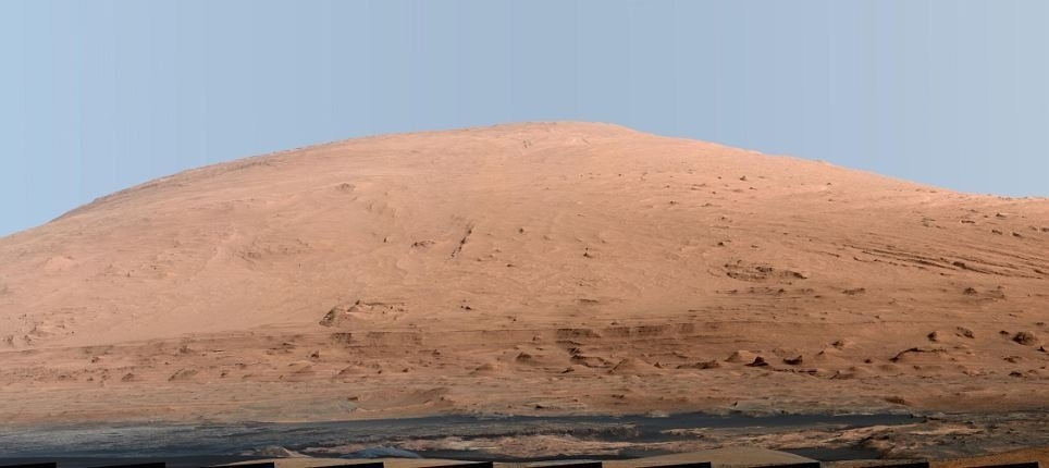 Ngọn núi Aeolis Mons cao gần 5.486m trên sao Hỏa.
