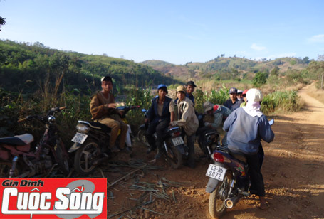 Vợ chồng mải bắt trăn, bỏ quên 2 con giữa rừng thẳm
