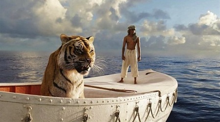 Chiếc thuyền nhỏ lọt thỏm giữa Thái Bình Dương bao la và con hổ Bengal dữ tợn.