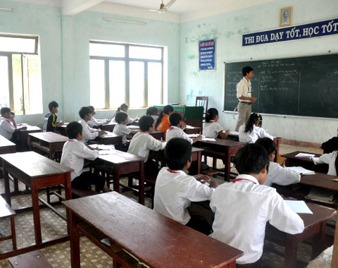 Những hôm trời mưa lớn, mực nước trên các sông, suối dâng cao các lớp học nơi đây học sinh vắng hơn 1/3. Trường Tiểu học, THCS Sơn Ba phải bố trí các giáo viên dạy học bù cho học sinh vào những ngày sau đó.