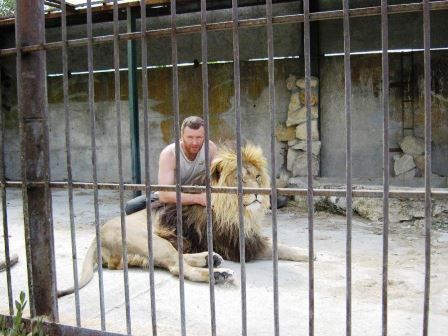 Alexander Pylyshenko sống chung với một con sư tử hồi tháng 3/2011