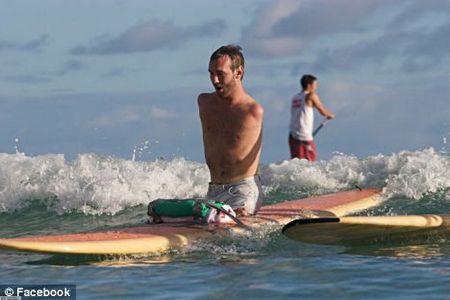 Vujicic trổ tài lướt ván khi cùng vợ đi hưởng tuần trăng mật tại Hawaii