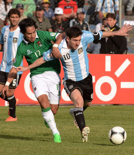 Messi và các đồng đội tiếp tục có một trận đấu chật vật trên sân La Paz