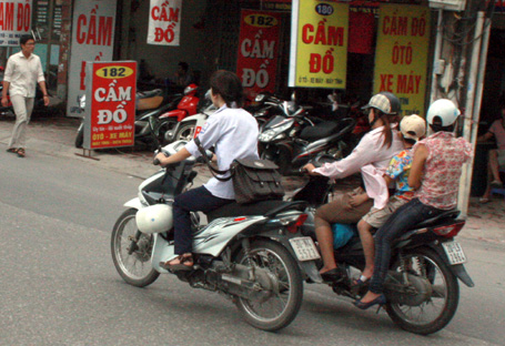 Hà Nội mở đợt cao điểm xử lý các phụ huynh không chịu cho con trẻ đội mũ bảo hiểm khi đi xe máy