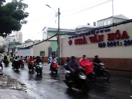 Nhiều người dân không đối phó kịp với cơn mưa bất ngờ (Ảnh: Hồng Nhung)