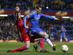 Cầu thủ Fernando Torres của đội Chelsea (phải) trong một pha tranh bóng với Lukasz Szukala, đội Steaua Bucharest trên sân Stamford Bridge, Luân Đôn ngày 14/03/2013. REUTERS/Andrew Winning