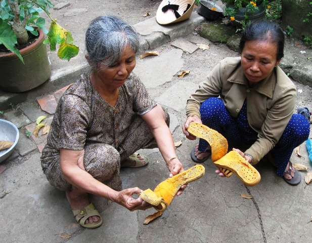 Dân hoang nghi mang dép nhựa Trung Quốc gây ngứa, tê nhức chân