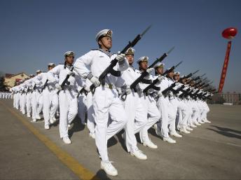Lễ duyệt binh của lực lượng hải quân Trung Quốc tại Thanh Đảo, tỉnh Sơn Đông 04/03/2013 (REUTERS /Stringer)