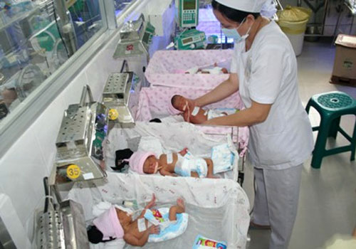 Theo các bác sĩ cho biết, sinh nhiều cùng lúc thường ảnh hưởng không tốt đến sức khỏe của mẹ và các bé