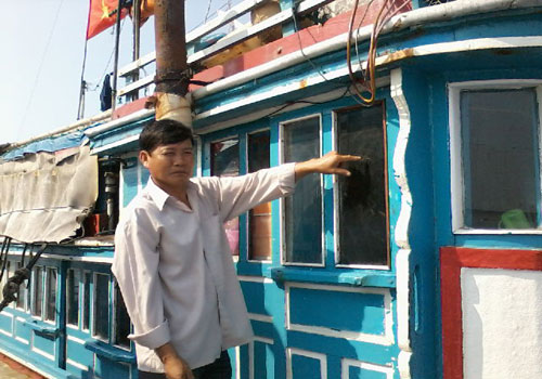 Của  Ca bin tàu của thuyền trưởng khởi bị hư do vòi rồng nước phun.