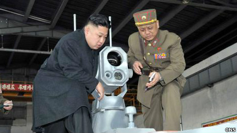 Ông Kim Jong-un thị sát pháo binh trong cuộc tập trận ở Tây Bắc Hàn hôm 25/03