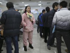 Một phụ nữ đến nộp giấy ly dị tại sở thuế Thượng Hải 05/03/2013 (REUTERS /Stringer)