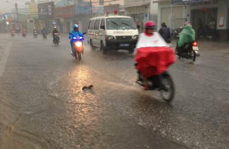 Trận mưa lớn dữ dội trên diện rộng hạ nhiệt cho TPHCM.
