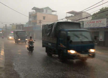 Trận mưa lớn dữ dội trên diện rộng hạ nhiệt cho TPHCM.