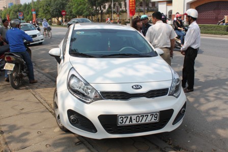 Sau khi ngã xuống đường, anh Dũng bị chiếc xe con mang BKS 37A - 077.79 cán tiếp vào người