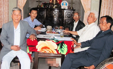 Đại diện những người làm đơn khiếu nại.