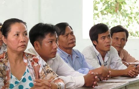 Cha mẹ anh Hiếu và người thân lắng nghe tòa án xin lỗi ngay tại UBND xã. Ảnh: Q.Huy