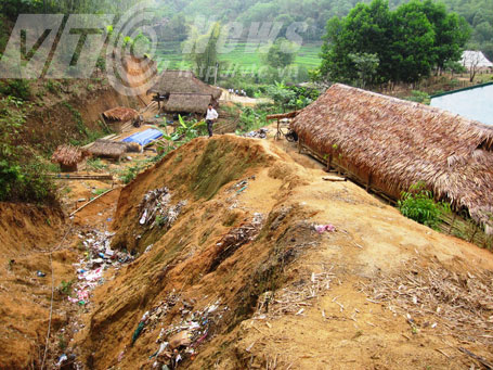 Vùng quê náo loạn khi nữ sinh cứ thi nhau cười sằng sặc