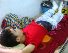 Nam sinh 21 tuổi hiện nằm liệt giường. Ảnh: Lê Hoàng