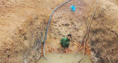 Người dân Tây Nguyên đào giếng để lấy nước.