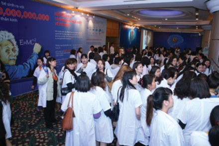 Rất đông bác sĩ đến dự hội thảo của một hãng sữa.
