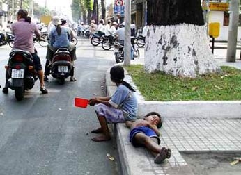 trẻ em, dành cảnh, lừa tiền, bánh cam, Sài Gòn
