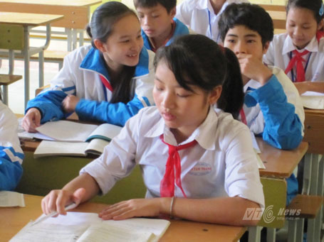 Vùng quê náo loạn khi nữ sinh cứ thi nhau cười sằng sặc