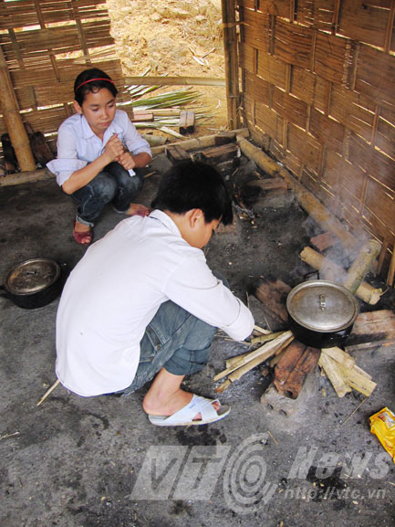 Vùng quê náo loạn khi nữ sinh cứ thi nhau cười sằng sặc