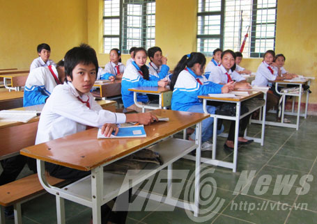 Vùng quê náo loạn khi nữ sinh cứ thi nhau cười sằng sặc