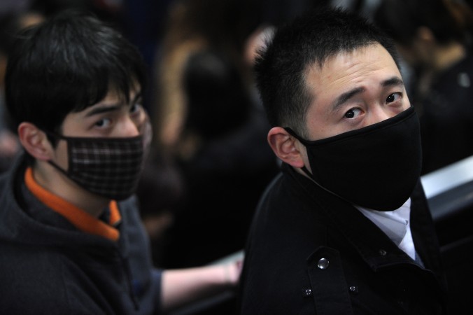 Người dân đeo khẩu trang để bảo vệ bản thân khỏi dịch cúm gia cầm tại hệ thống ngầm Metro,Thượng Hải ngày 9/4/2013. Chính quyền đang đàn áp những người mà họ cho là “lan truyền tin đồn” về việc lây truyền của bệnh cúm. (Peter Parks/AFP/Getty Images)