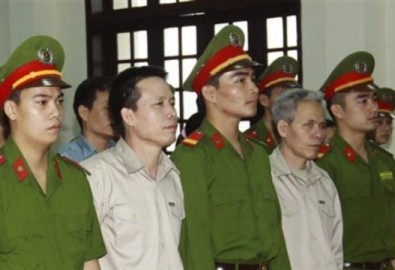 Ông Ðoàn Văn Vươn (thứ nhì từ trái) và anh trai Đoàn Văn Sinh (thứ tư từ bên trái) ra tòa tại Hải Phòng, ngày 2/4/2013.