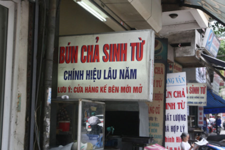 Theo như lời chú thích lưu ý cửa hiệu này thì cửa hiệu bên cạnh không phải là chính hiệu..